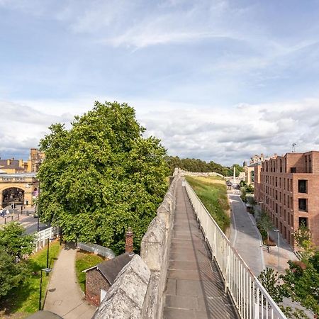Luxury 2 Bedroom Apartment With Free Parking In The Heart Of ヨーク エクステリア 写真