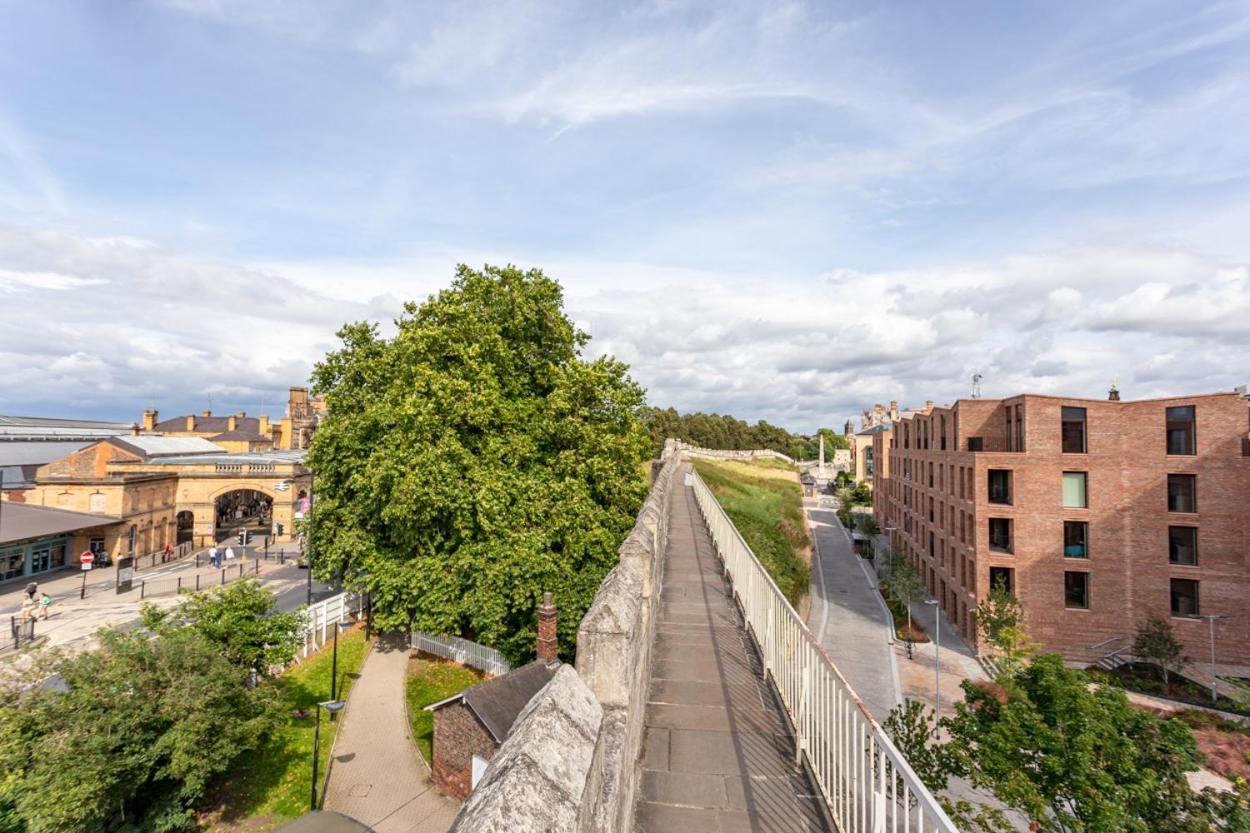 Luxury 2 Bedroom Apartment With Free Parking In The Heart Of ヨーク エクステリア 写真