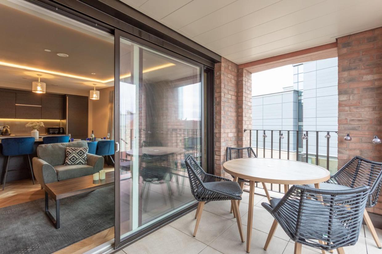Luxury 2 Bedroom Apartment With Free Parking In The Heart Of ヨーク エクステリア 写真
