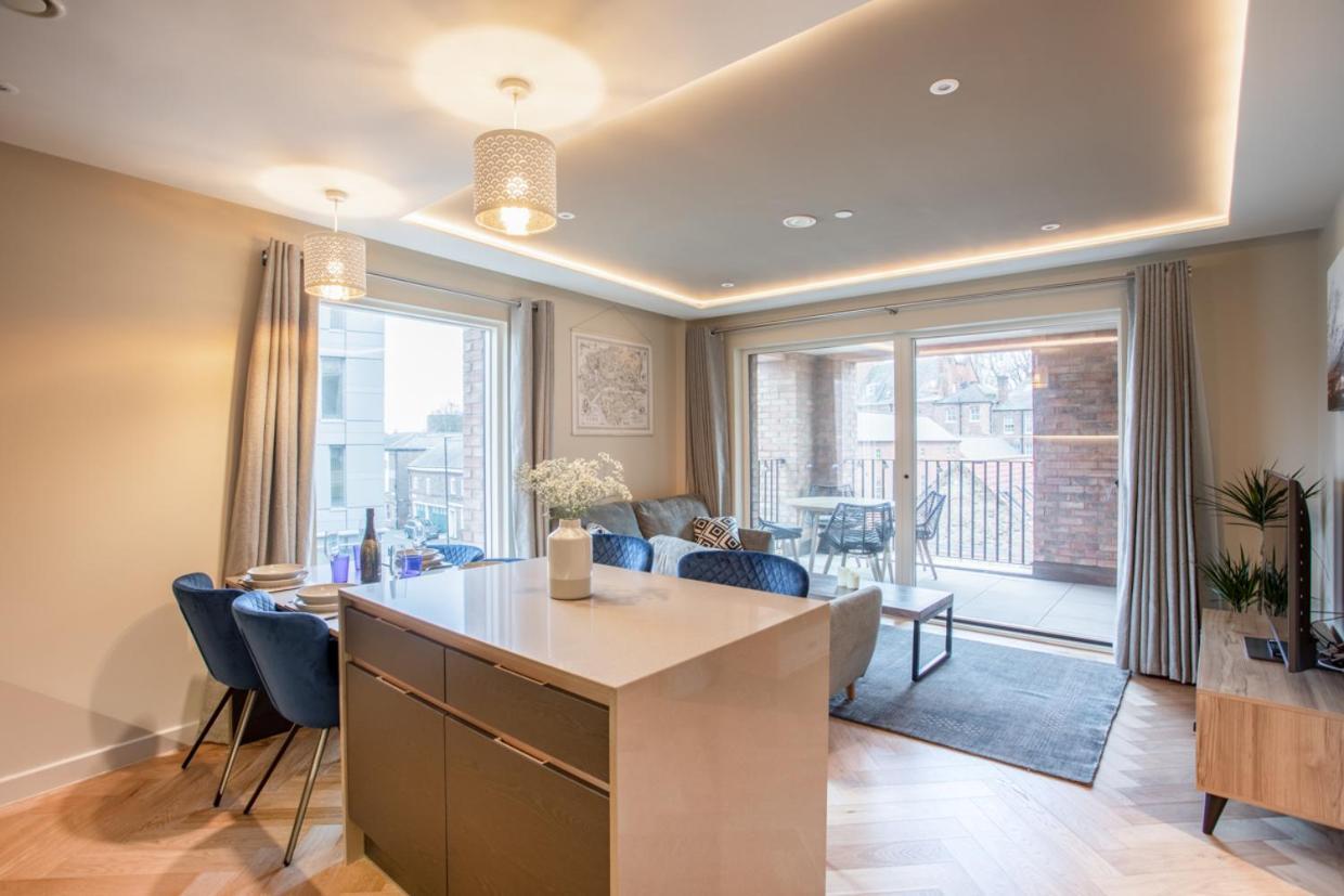 Luxury 2 Bedroom Apartment With Free Parking In The Heart Of ヨーク エクステリア 写真