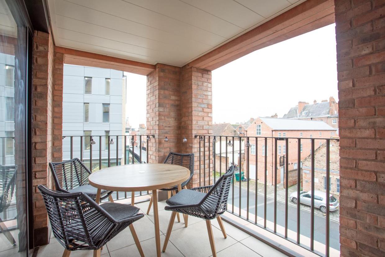 Luxury 2 Bedroom Apartment With Free Parking In The Heart Of ヨーク エクステリア 写真
