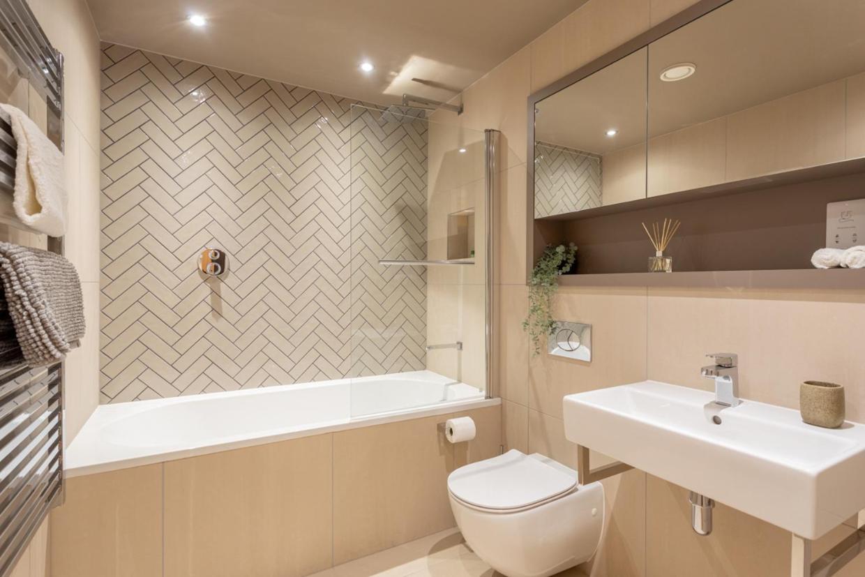 Luxury 2 Bedroom Apartment With Free Parking In The Heart Of ヨーク エクステリア 写真
