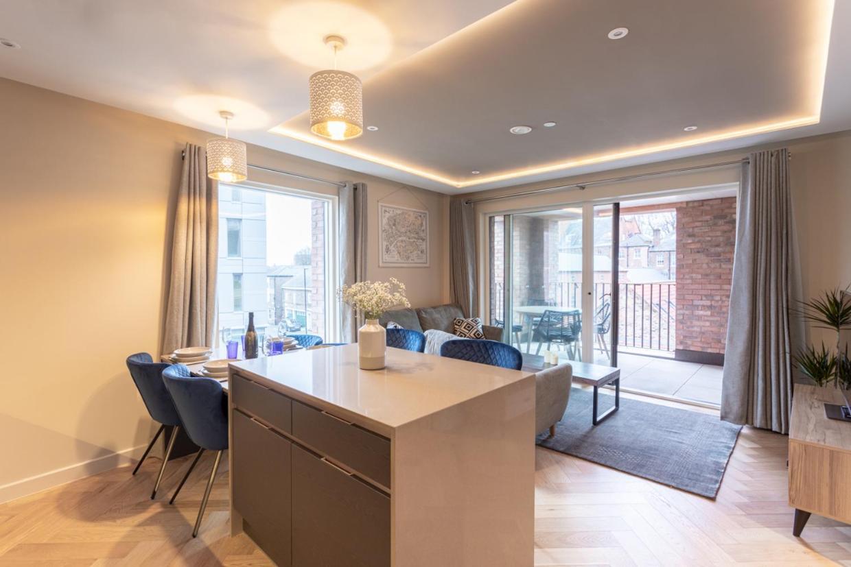 Luxury 2 Bedroom Apartment With Free Parking In The Heart Of ヨーク エクステリア 写真