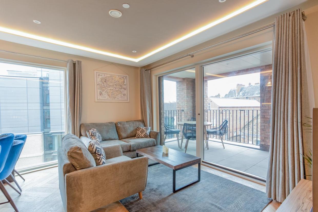 Luxury 2 Bedroom Apartment With Free Parking In The Heart Of ヨーク エクステリア 写真