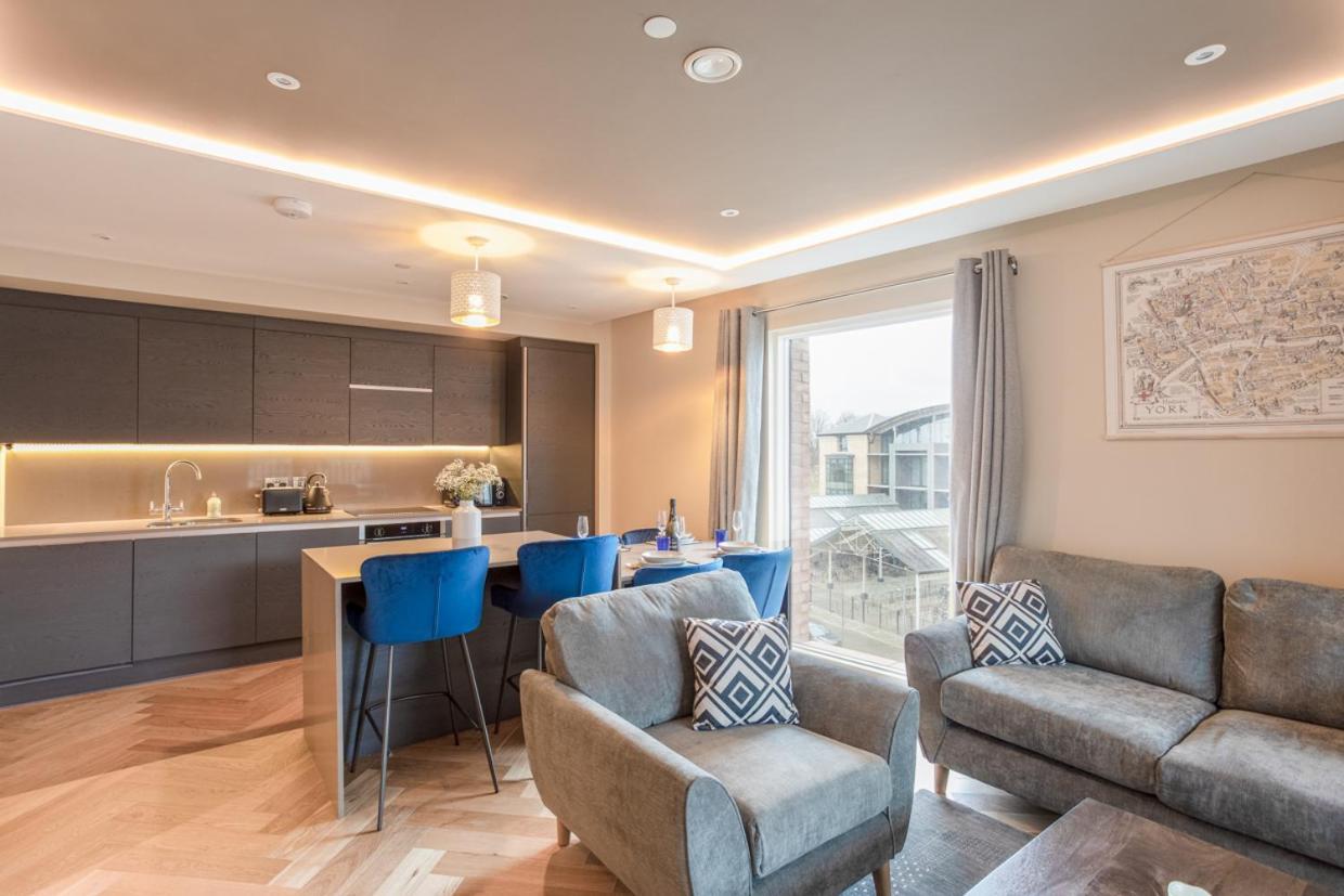 Luxury 2 Bedroom Apartment With Free Parking In The Heart Of ヨーク エクステリア 写真