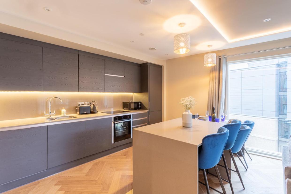 Luxury 2 Bedroom Apartment With Free Parking In The Heart Of ヨーク エクステリア 写真
